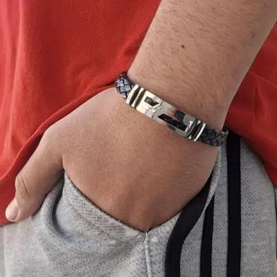 دستبند چرمی مردانه بافته شده با پلاک استیل طرح ورساچه