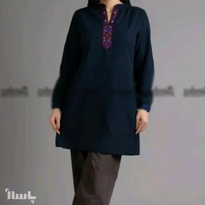 مانتو الیاف طبیعی نخی مدل سیمین با گلدوزی رنگ خردلی، طوسی و سرمه ای