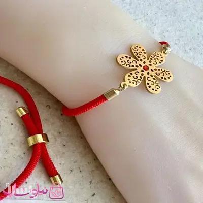 دستبند زنانه کراواتی بندی قرمز با پلاک گل طلایی کد 159