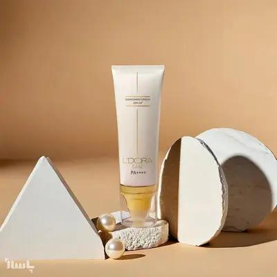 کرم ضد آفتاب +SPF50 بی رنگ مناسب انواع پوست لدورا کر 80 میلی لیتر