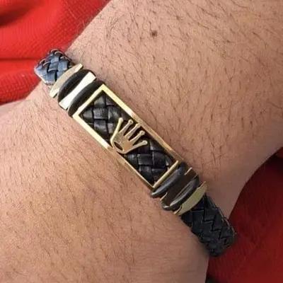 دستبند چرمی مردانه بافته شده با پلاک طلایی طرح تاج رولکس