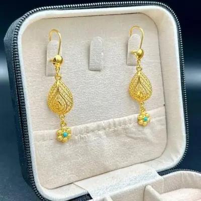 گوشواره زنانه طرح هندی آویزدار–با طرح اسلیمی و گل فیروزه‌ای–رنگ طلایی