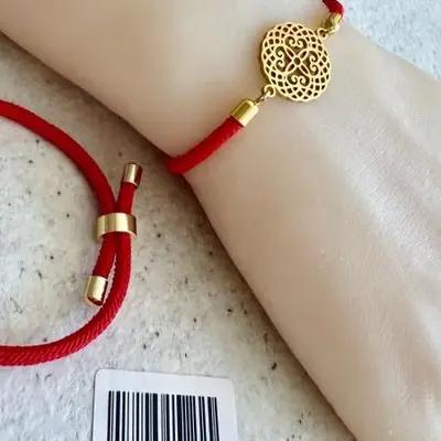 دستبند نخی قرمز با پلاک استیل طلایی طرح اسلیمی (مشبک) – قابل تنظیم