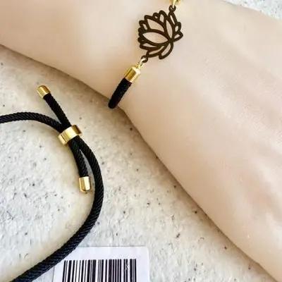 دستبند نخی با پلاک استیل طرح لوتوس – قابل تنظیم (گره کرواتی)