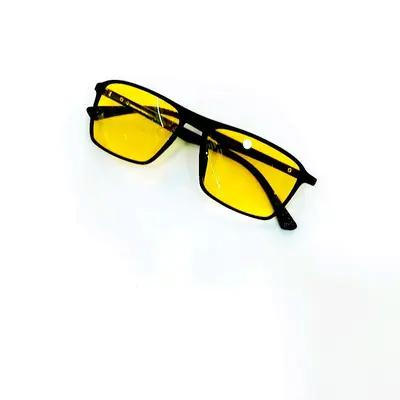 عینک ضد حساسیت به نور و اشعه فرابنفش و گوشی موبایل