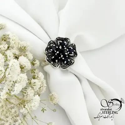 انگشتر نقره سیاه قلم طرح گل با سنگ یاقوت مشکی کد 22405